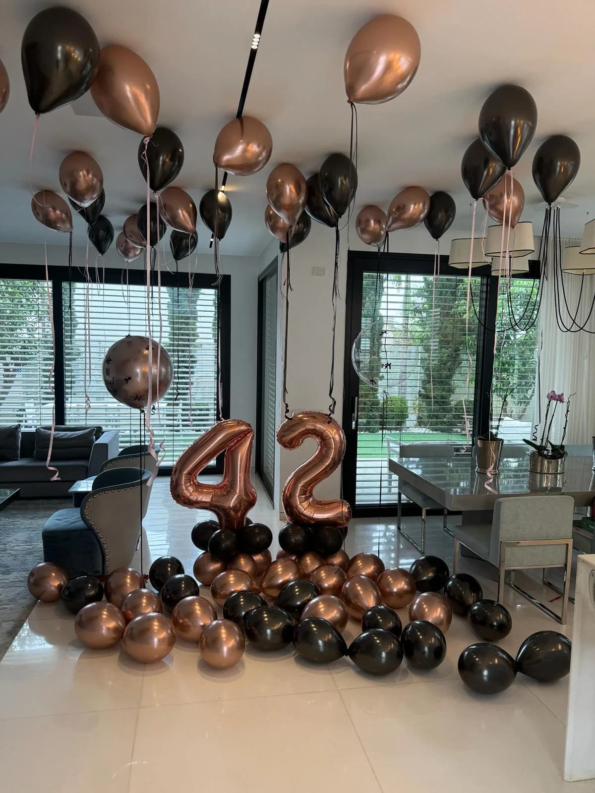 עיצוב חדר בלונים רוז גולד ושחור — תמונה 2