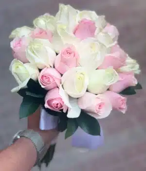זר כלה ורדים קלאסי מושלם השזור מוורדים לבנים וורודים.