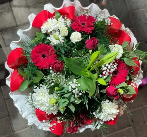 זר פרחים אדום נגיעות לבן משולב - דוגמא 2